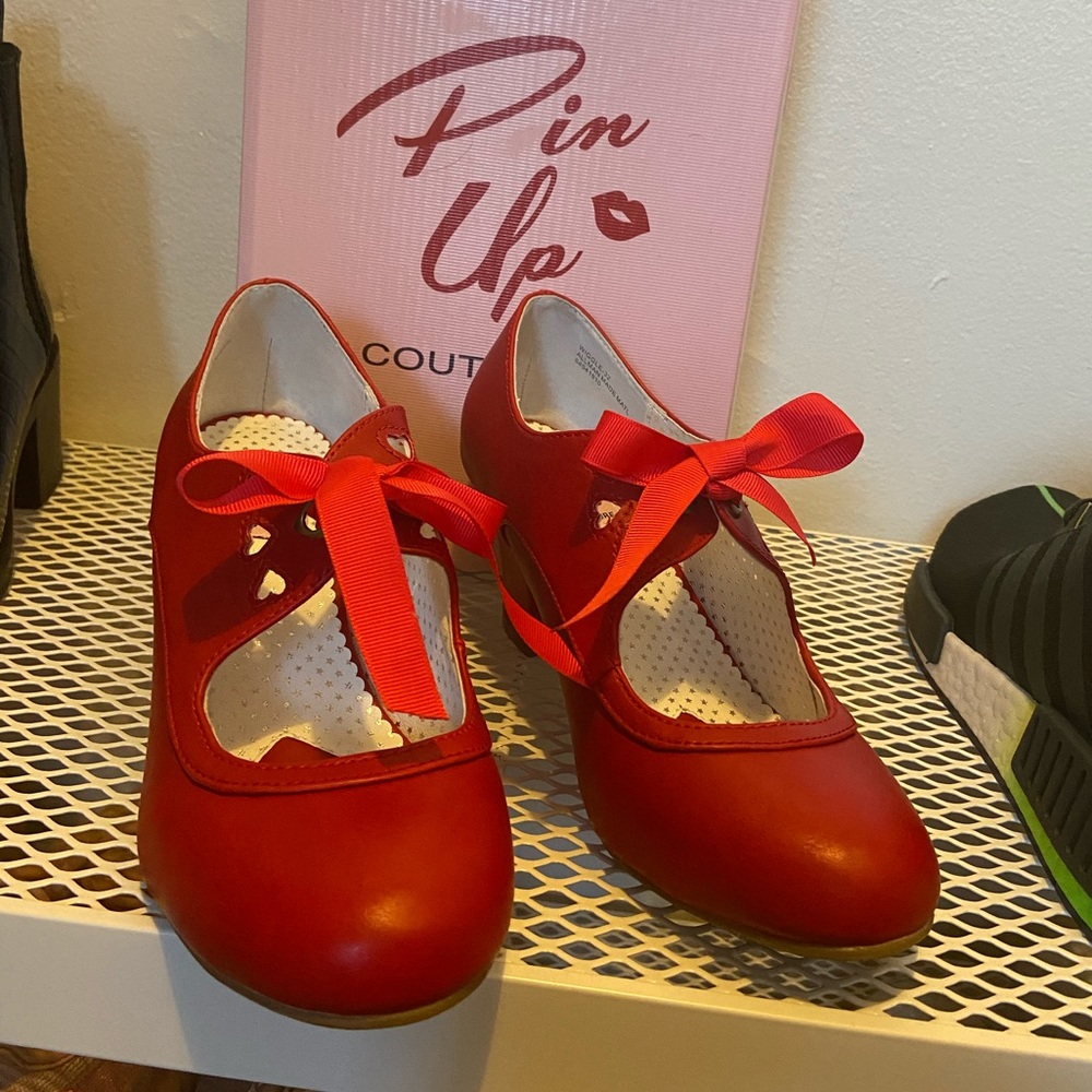 Vintage style red leatherette wiggle bow heels
